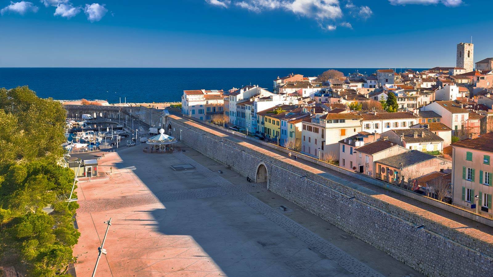 Vue aérienne du port Vauban et de la vieille ville d'Antibes avec ses remparts, le long de la mer Méditerranée.